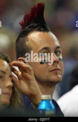 10. August 2010 - Houston, Texas, Vereinigte Staaten von Amerika - 10. August 2010: Atlanter Braves Fan Sport die Mohawk. Die Atlanta Braves besiegte die Houston Astros 4-2 im Minute Maid Park in Houston, Texas... Obligatorische Credit: Luis Leyva/Southcreek Global (Kredit-Bild: © Southcreek Global/ZUMApress.com) Stockfoto