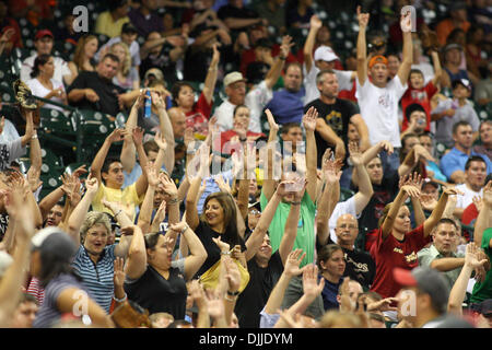 10. August 2010 - Houston, Texas, Vereinigte Staaten von Amerika - 10. August 2010: Baseball-Fans machen die Welle. Die Atlanta Braves besiegte die Houston Astros 4-2 im Minute Maid Park in Houston, Texas... Obligatorische Credit: Luis Leyva/Southcreek Global (Kredit-Bild: © Southcreek Global/ZUMApress.com) Stockfoto