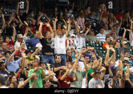 10. August 2010 - Houston, Texas, Vereinigte Staaten von Amerika - 10. August 2010: Baseball-Fans machen die Welle. Die Atlanta Braves besiegte die Houston Astros 4-2 im Minute Maid Park in Houston, Texas... Obligatorische Credit: Luis Leyva/Southcreek Global (Kredit-Bild: © Southcreek Global/ZUMApress.com) Stockfoto