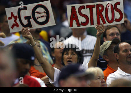 10. August 2010 - Houston, Texas, Vereinigte Staaten von Amerika - 10. August 2010: Houston Astros Fan gehen Astros Schilder hochhalten. Die Atlanta Braves besiegte die Houston Astros 4-2 im Minute Maid Park in Houston, Texas... Obligatorische Credit: Luis Leyva/Southcreek Global (Kredit-Bild: © Southcreek Global/ZUMApress.com) Stockfoto