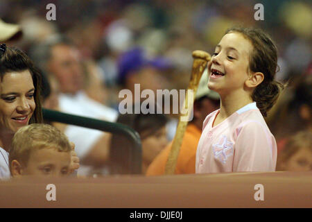 10. August 2010 - Houston, Texas, Vereinigte Staaten von Amerika - 10. August 2010: Houston Astros Fan sehr glücklich mit einer Fledermaus. Die Atlanta Braves besiegte die Houston Astros 4-2 im Minute Maid Park in Houston, Texas... Obligatorische Credit: Luis Leyva/Southcreek Global (Kredit-Bild: © Southcreek Global/ZUMApress.com) Stockfoto