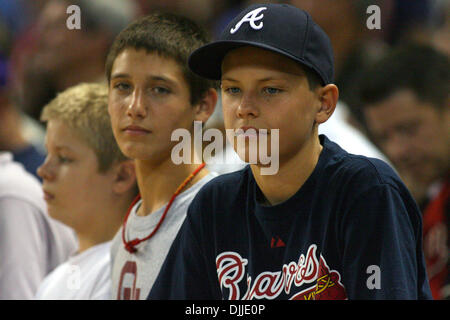 10. August 2010 - Houston, Texas, Vereinigte Staaten von Amerika - 10. August 2010: Atlanta Braves Fan genießt eine Nacht im Stadion.  Die Atlanta Braves besiegte die Houston Astros 4-2 im Minute Maid Park in Houston, Texas... Obligatorische Credit: Luis Leyva/Southcreek Global (Kredit-Bild: © Southcreek Global/ZUMApress.com) Stockfoto