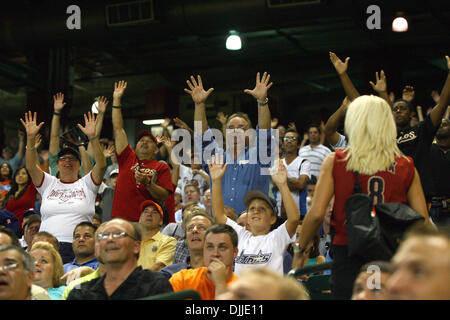 10. August 2010 - Houston, Texas, Vereinigte Staaten von Amerika - 10. August 2010: Houston Astros Fans versuchen, die Aufmerksamkeit der Stadion-Patrouille warf T-shirts bekommen. Die Atlanta Braves besiegte die Houston Astros 4-2 im Minute Maid Park in Houston, Texas... Obligatorische Credit: Luis Leyva/Southcreek Global (Kredit-Bild: © Southcreek Global/ZUMApress.com) Stockfoto