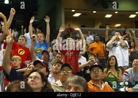 10. August 2010 - Houston, Texas, Vereinigte Staaten von Amerika - 10. August 2010: Houston Astros Fans versuchen, die Aufmerksamkeit der Stadion-Patrouille warf T-shirts bekommen. Die Atlanta Braves besiegte die Houston Astros 4-2 im Minute Maid Park in Houston, Texas... Obligatorische Credit: Luis Leyva/Southcreek Global (Kredit-Bild: © Southcreek Global/ZUMApress.com) Stockfoto