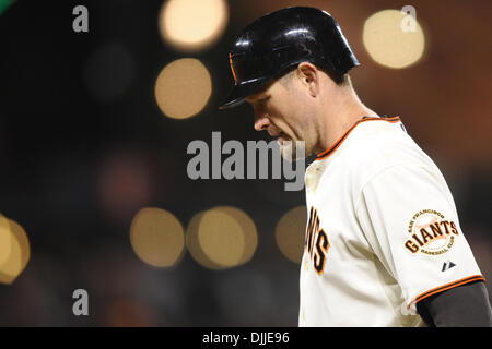 10. August 2010 - San Francisco, California, Vereinigte Staaten von Amerika - 8. August 2010: San Francisco Giants wenn Aubrey Huff (17) Wanderungen zurück zu der Einbaum nach Erdung, während das MLB-Spiel zwischen den San Francisco Giants und die Chicago Cubs im AT&T Park in San Francisco, Kalifornien.  Die besuchenden Cubs besiegt die Riesen 8-6..Mandatory Credit: Matt Cohen / globale Southcreek (Credit Im Stockfoto