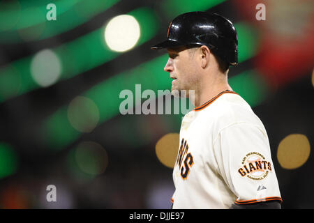 10. August 2010 - San Francisco, California, Vereinigte Staaten von Amerika - 8. August 2010: San Francisco Giants wenn Aubrey Huff (17) Wanderungen zurück zu der Einbaum nach Erdung, während das MLB-Spiel zwischen den San Francisco Giants und die Chicago Cubs im AT&T Park in San Francisco, Kalifornien.  Die besuchenden Cubs besiegt die Riesen 8-6..Mandatory Credit: Matt Cohen / globale Southcreek (Credit Im Stockfoto