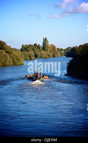 Reisen entlang der Wasserstraße durch Attenborough Nature Reserve Nottinghamshire England Europa Bagger Stockfoto