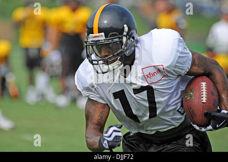 11. August 2010 - Latrobe, PENNSYLVANNIA, Vereinigte Staaten von Amerika - 11 August läuft 2010:Pittsburgh Steelers Wide Receiver MIKE WALLACE (17), die nach Macht eines Haken während des Trainingslagers am St. Vincent College in Latrobe, Pennsylvania... OBLIGATORISCHE CREDIT: DEAN BEATTIE / SOUTHCREEK GLOBAL (Kredit-Bild: © Southcreek Global/ZUMApress.com) Stockfoto