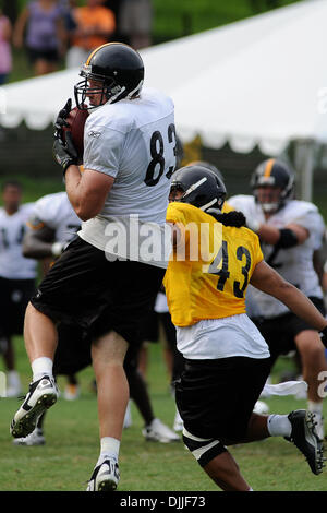 11. August 2010 - Latrobe, PENNSYLVANNIA, Vereinigte Staaten von Amerika - 11. August 2010: Pittsburgh Steelers-Tight-End HEATH MILLER (83) macht einen Haken über Oberseite von Pittsburgh Steelers starke Sicherheit TROY POLAMALU (43) während des Trainingslagers am St. Vincent College in Latrobe, Pennsylvania... OBLIGATORISCHE CREDIT: DEAN BEATTIE / SOUTHCREEK GLOBAL (Kredit-Bild: © Southcreek Global/ZUMApress.com) Stockfoto