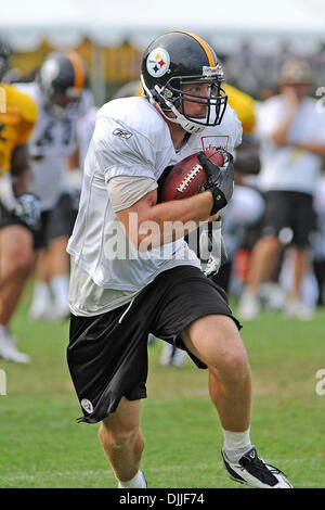 11. August 2010 - Latrobe, PENNSYLVANNIA, Vereinigte Staaten von Amerika - 11. August 2010: Pittsburgh Steelers-Tight-End HEATH MILLER (83) läuft mit dem Ball während des Trainingslagers am St. Vincent College in Latrobe, Pennsylvania... OBLIGATORISCHE CREDIT: DEAN BEATTIE / SOUTHCREEK GLOBAL (Kredit-Bild: © Southcreek Global/ZUMApress.com) Stockfoto