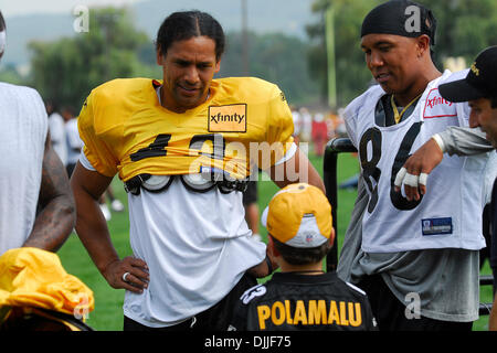 11. August 2010 - Latrobe, PENNSYLVANNIA, Vereinigte Staaten von Amerika - 11. August 2010: Pittsburgh Steelers starke Sicherheit TROY POLAMALU (43) und Pittsburgh Steelers Wide Receiver HINES WARD (86) sprechen Sie mit einem jungen Steelers-Fan während des Trainingslagers am St. Vincent College in Latrobe, Pennsylvania... OBLIGATORISCHE CREDIT: DEAN BEATTIE / SOUTHCREEK GLOBAL (Kredit-Bild: © Southcreek Global/ZUMApress.com Stockfoto