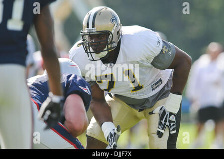 11. August 2010 - Foxborough, Massachusetts, Vereinigte Staaten von Amerika - 11. August 2010: New Orleans Saints' T CHARLES BROWN (71) in Gemeinschaftspraxis am Gillette Stadium Praxis Gründen Foxborough, Massachusetts. Obligatorische Credit: Geoff Bolte / Southcreek Global (Kredit-Bild: © Southcreek Global/ZUMApress.com) Stockfoto