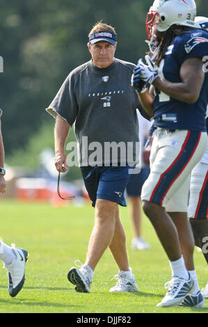 11. August 2010 - Foxborough, Massachusetts, Vereinigte Staaten von Amerika - 11. August 2010: New England Patriots head Coach BILL BELICHICK während Gemeinschaftspraxis am Gillette Stadium Praxis Gründen Foxborough, Massachusetts. Obligatorische Credit: Geoff Bolte / Southcreek Global (Kredit-Bild: © Southcreek Global/ZUMApress.com) Stockfoto