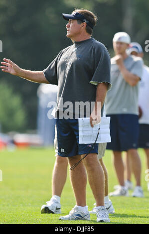 11. August 2010 - Foxborough, Massachusetts, Vereinigte Staaten von Amerika - 11. August 2010: New England Patriots head Coach BILL BELICHICK während Gemeinschaftspraxis am Gillette Stadium Praxis Gründen Foxborough, Massachusetts. Obligatorische Credit: Geoff Bolte / Southcreek Global (Kredit-Bild: © Southcreek Global/ZUMApress.com) Stockfoto