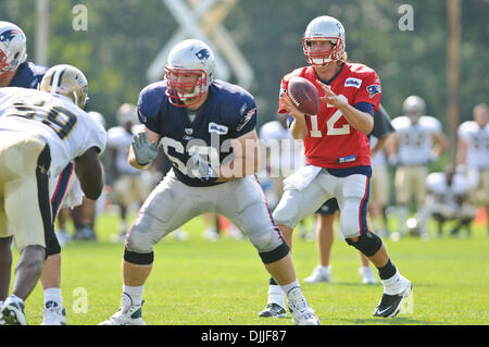 11. August 2010 - Foxborough, Massachusetts, Vereinigte Staaten von Amerika - 11. August 2010: New England Patriots QB TOM BRADY (12) erhält die Wanderung während Gemeinschaftspraxis am Gillette Stadium Praxis Gründen Foxborough, Massachusetts. Obligatorische Credit: Geoff Bolte / Southcreek Global (Kredit-Bild: © Southcreek Global/ZUMApress.com) Stockfoto