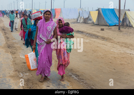 Gruppen von Gläubigen Hindu kommen mit ihren persönlichen Habseligkeiten sich in Camps organisiert, um Besucher Kumbhamela begrüßen zu dürfen Stockfoto