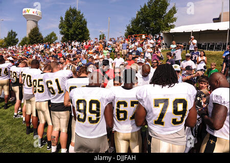 11. August 2010 - Foxborough, Massachusetts, Vereinigte Staaten von Amerika - 11. August 2010: New Orleans Saints Spieler Autogramme für die Fans nach der Gemeinschaftspraxis am Gillette Stadium Praxis Gründen Foxborough, Massachusetts. Obligatorische Credit: Geoff Bolte / Southcreek Global (Kredit-Bild: © Southcreek Global/ZUMApress.com) Stockfoto