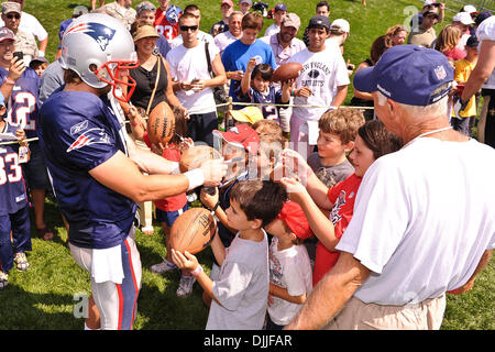 11. August 2010 - Foxborough, Massachusetts, Vereinigte Staaten von Amerika - 11. August 2010: New England Patriots WR JULIAN EDELMAN (11) gibt Autogramme für junge Fans nach Gemeinschaftspraxis am Gillette Stadium Praxis Gründen Foxborough, Massachusetts. Obligatorische Credit: Geoff Bolte / Southcreek Global (Kredit-Bild: © Southcreek Global/ZUMApress.com) Stockfoto