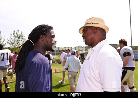 11. August 2010 - Foxborough, Massachusetts, Vereinigte Staaten von Amerika - 11. August 2010: New England Patriots RB LAURENCE MARONEY (39) spricht mit 2010 Patrioten Hall des Ruhmes Eingezogenes SAM CUNNINGHAM nach Gemeinschaftspraxis am Gillette Stadium Praxis Gründen Foxborough, Massachusetts. Obligatorische Credit: Geoff Bolte / Southcreek Global (Kredit-Bild: © Southcreek Global/ZUMApress.com) Stockfoto