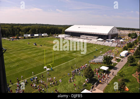 11. August 2010 - Foxborough, Massachusetts, Vereinigte Staaten von Amerika - 11. August 2010: die Praxisfelder Entleeren nach der Gemeinschaftspraxis am Gillette Stadium Praxis Gründen Foxborough, Massachusetts. Obligatorische Credit: Geoff Bolte / Southcreek Global (Kredit-Bild: © Southcreek Global/ZUMApress.com) Stockfoto