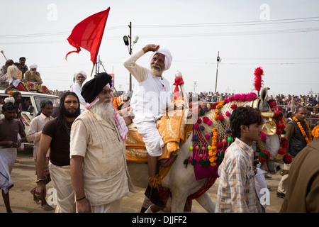 Ein Sadhu kommt in Prozession begleitet seine Anhänger um das traditionelle Bad Kumbhamela zu feiern. Stockfoto