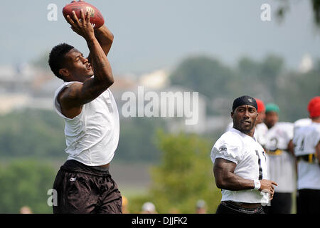 12. August 2010 - Latrobe, PENNSYLVANNIA, Vereinigte Staaten von Amerika - 12. August 2010: Pittsburgh Steelers Runningback STEFAN LOGAN (11) (R) beobachtet, wie Pittsburgh Steelers Wide Receiver MIKE WALLACE (17) einen springenden Haken während des Trainingslagers am St. Vincent College in Latrobe, Pennsylvania macht... OBLIGATORISCHE CREDIT: DEAN BEATTIE / SOUTHCREEK GLOBAL (Kredit-Bild: © Southcreek Global/ZUMApress.c Stockfoto