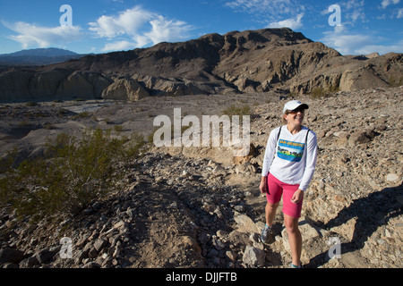 Eine Frau Wanderungen bis vom Split Bergtal zu den Wind Höhlen im Anza-Borrego Desert State Park. Stockfoto