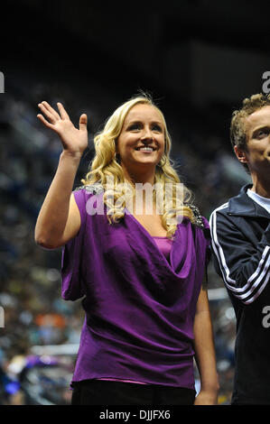 12. August 2010 - Hartford, Connecticut, Vereinigte Staaten von Amerika - 12. August 2010: ehemalige all-around Champion NASTIA LIUKIN ist während der 2010 VISA Championships Frauen Tag eins im XL Center in Hartford, Connecticut interviewt. Obligatorische Credit: Geoff Bolte / Southcreek Global (Kredit-Bild: © Southcreek Global/ZUMApress.com) Stockfoto