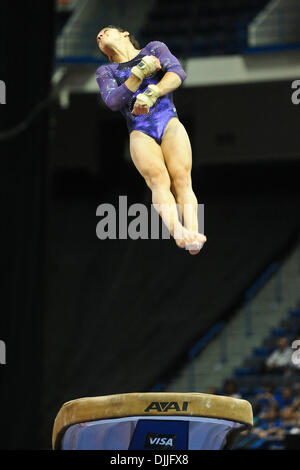 12. August 2010 - Hartford, Connecticut, Vereinigte Staaten von Amerika - 12. August 2010: ALEXANDRA RAISMAN Voltigieren während der 2010 VISA Championships Frauen Tag eins im XL Center in Hartford, Connecticut. Obligatorische Credit: Geoff Bolte / Southcreek Global (Kredit-Bild: © Southcreek Global/ZUMApress.com) Stockfoto