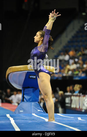 12. August 2010 - Hartford, Connecticut, Vereinigte Staaten von Amerika - 12. August 2010: ALEXANDRA RAISMAN Voltigieren während der 2010 VISA Championships Frauen Tag eins im XL Center in Hartford, Connecticut. Obligatorische Credit: Geoff Bolte / Southcreek Global (Kredit-Bild: © Southcreek Global/ZUMApress.com) Stockfoto