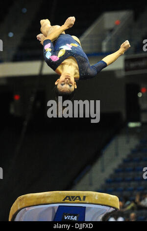 12. August 2010 - Hartford, Connecticut, Vereinigte Staaten von Amerika - 12. August 2010: VANESSA ZAMARRIPA Voltigieren während der 2010 VISA Championships Frauen Tag eins im XL Center in Hartford, Connecticut. Obligatorische Credit: Geoff Bolte / Southcreek Global (Kredit-Bild: © Southcreek Global/ZUMApress.com) Stockfoto