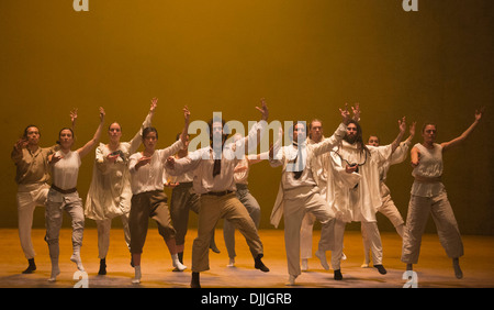 Hofesh Shechter - UK-Premiere von "Sonne" am Sadler es Wells Stockfoto