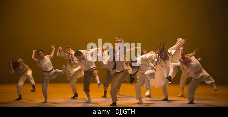 Hofesh Shechter - UK-Premiere von "Sonne" am Sadler es Wells Stockfoto