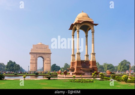 India Gate, Denkmal für die indischen Soldaten, die in WW1 und die leeren Baldachin im Vordergrund, New Delhi, Indien. Stockfoto