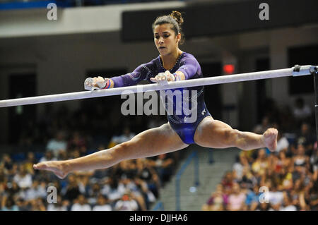 12. August 2010 - Hartford, Connecticut, USA - 12. August 2010: ALEXANDRA RAISMAN führt am Stufenbarren während der 2010 VISA Championships Frauen Tag eins im XL Center in Hartford, Connecticut. (Kredit-Bild: © Geoff Bolte/Southcreek Global/ZUMApress.com) Stockfoto