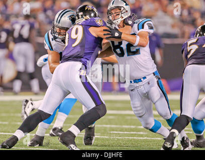 12. August 2010 - Baltimore, Maryland, Vereinigte Staaten von Amerika - 12. August 2010: Carolina Panther-Tight-End Gary Barnidge (#82) kämpft, Baltimore Raven defensive Ende Paul Kruger (#99) im ersten Quartal Aktion zu blockieren. Die Ravens besiegte die Panthers 17-12 wie die Teams spielten ihr erste Spiel der Vorsaison im M & T Bank Stadium in Baltimore, Maryland. (Kredit-Bild: © Southcreek Glo Stockfoto