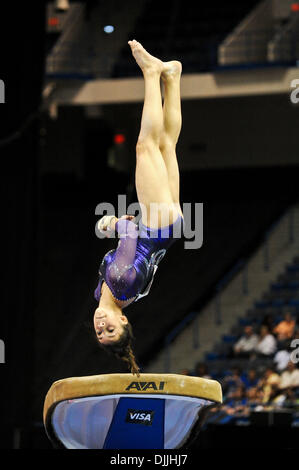 12. August 2010 - Hartford, Connecticut, Vereinigte Staaten von Amerika - 12. August 2010: ALEXANDRA RAISMAN Voltigieren während der 2010 VISA Championships Frauen Tag eins im XL Center in Hartford, Connecticut. Obligatorische Credit: Geoff Bolte / Southcreek Global (Kredit-Bild: © Southcreek Global/ZUMApress.com) Stockfoto