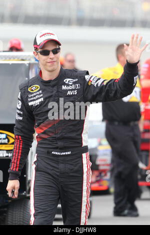 13. August 2010 - Brooklyn, Michigan, Vereinigte Staaten von Amerika - 13. August 2010: NASCAR Sprint Cup Series Treiber BRAD KESELOWSKI (12) Wellen-Fans vor Freitag die Qualifikation für die Auto-Fax-400 auf dem Michigan International Speedway in Brooklyn, Michigan laufen. Obligatorische Credit: Rey Del Rio / Southcreek Global (Kredit-Bild: © Southcreek Global/ZUMApress.com) Stockfoto