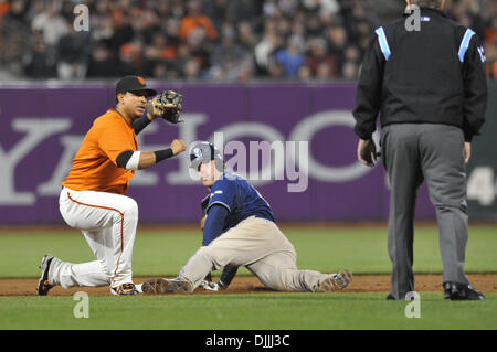 13. August 2010 - San Francisco, California, Vereinigte Staaten von Amerika - 13. August 2010: San Francisco Giants Shortstop Juan Uribe (5) und San Diego Padres linker Feldspieler Chris Denorfia (13) auf den Anruf am Freitag warten das Spiel im AT&T Park.  Padres besiegen die Riesen 3-2..Mandatory Credit: Scott Beley / Southcreek Global (Credit-Bild: © Southcreek Global/ZUMApress.com) Stockfoto