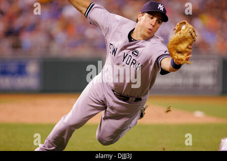 13. August 2010 - Kansas City, Missouri, Vereinigte Staaten von Amerika - 13. August 2010: Mark Teixeira (25) macht einen Haken bei einem Spiel zwischen den New York Yankees und die Kansas City Royals im Kauffman Stadium in Kansas City, Missouri. Die Royals besiegten die Yankees 4-3. Obligatorische Credit: Jimmy Simmons / Southcreek Global. (Kredit-Bild: © Southcreek Global/ZUMApress.com) Stockfoto