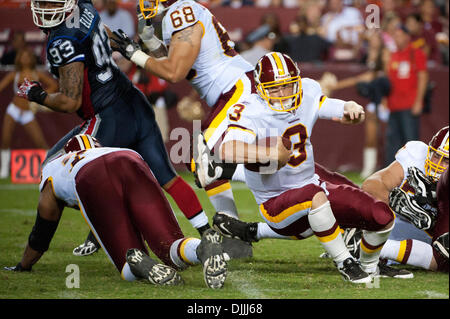 13. August 2010 - Landover, Maryland, Vereinigte Staaten von Amerika - 13 August ist in der zweiten Hälfte gegen die Buffalo Bills in FedEx Field in Landover, MD. 2010:Washington Redskins Quarterback JOHN BECK (#3) entlassen. Obligatorische Credit: Rassi Borneo / Southcreek Global (Kredit-Bild: © Southcreek Global/ZUMApress.com) Stockfoto