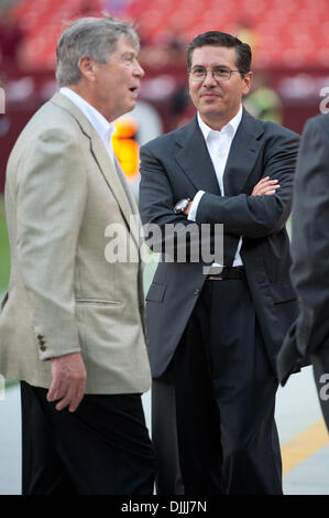 13. August 2010 - Landover, Maryland, Vereinigte Staaten von Amerika - 13 August, 2010:Washington Redskins Besitzer DAN SNYDER vor dem ersten Spiel der Vorsaison gegen die Buffalo Bills in FedEx Field in Landover, Maryland. Obligatorische Credit: Rassi Borneo / Southcreek Global (Kredit-Bild: © Southcreek Global/ZUMApress.com) Stockfoto