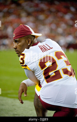 13. August 2010 - Landover, Maryland, Vereinigte Staaten von Amerika - 13. August 2010: Washington Redskins Cornerback DEANGELO HALL (#23) sieht durch die Menge in der zweiten Hälfte bei FedEx Field in Landover, Maryland. Obligatorische Credit: Rassi Borneo / Southcreek Global (Kredit-Bild: © Southcreek Global/ZUMApress.com) Stockfoto