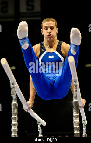 13. August 2010 - Hartford, Connecticut, Vereinigte Staaten von Amerika - 13. August 2010: DYLAN AKERS führt am Barren während der 2010 VISA-Meisterschaften der Herren, Finale im XL Center in Hartford, Connecticut. Obligatorische Credit: Geoff Bolte / Southcreek Global (Kredit-Bild: © Southcreek Global/ZUMApress.com) Stockfoto