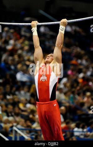 13. August 2010 - Hartford, Connecticut, Vereinigte Staaten von Amerika - 13. August 2010: BRANDON WYNN führt am Reck die 2010 VISA Meisterschaften Männer Finale im XL Center in Hartford, Connecticut. Obligatorische Credit: Geoff Bolte / Southcreek Global (Kredit-Bild: © Southcreek Global/ZUMApress.com) Stockfoto