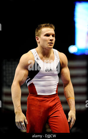 13. August 2010 - Hartford, Connecticut, Vereinigte Staaten von Amerika - 13. August 2010: JONATHAN HORTON führt am Barren während der 2010 VISA-Meisterschaften der Herren, Finale im XL Center in Hartford, Connecticut. Obligatorische Credit: Geoff Bolte / Southcreek Global (Kredit-Bild: © Southcreek Global/ZUMApress.com) Stockfoto