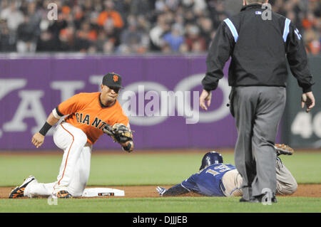 13. August 2010 - San Francisco, California, Vereinigte Staaten von Amerika - 13. August 2010: San Francisco Giants Shortstop Juan Uribe (#5) Tags aus San Diego Padres linker Feldspieler Chris Denorfia (#13) während einer versuchten zu, während Freitag stehlen-Spiel im AT&T Park.  Padres besiegen die Riesen 3-2..Scott Beley / Southcreek Global (Credit-Bild: © Southcreek Global/ZUMApress.com) Stockfoto