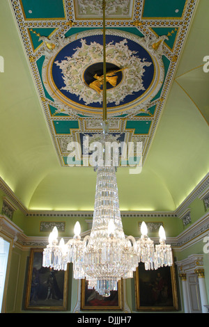 18thC Kronleuchter im Ballsaal, ehemals The Grand Room in Doncaster Mansion House, Doncaster, South Yorkshire, Großbritannien Stockfoto