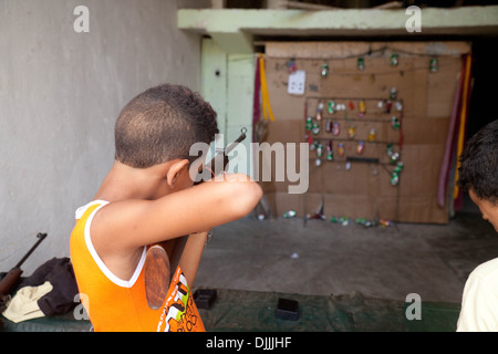 Kubanischen jungen im Alter von 13 Jahre feuern ein Luftgewehr auf eine Zielscheibe, Brasil St, Havanna Kuba Karibik Stockfoto