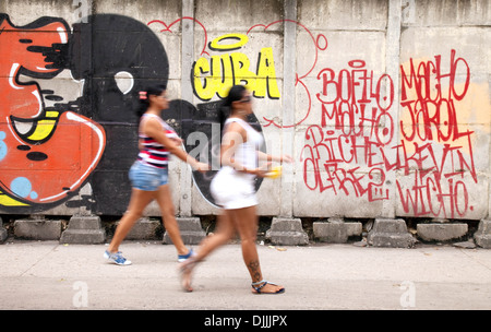Kubanische Frauen vorbei an Graffiti, Havanna Kuba Straßenszene, Caribbean Stockfoto